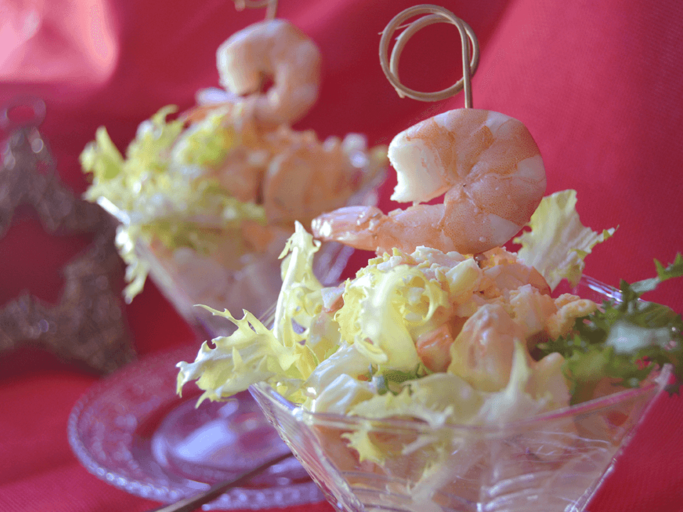 Ensaladilla de palitos de cangrejo y langostinos