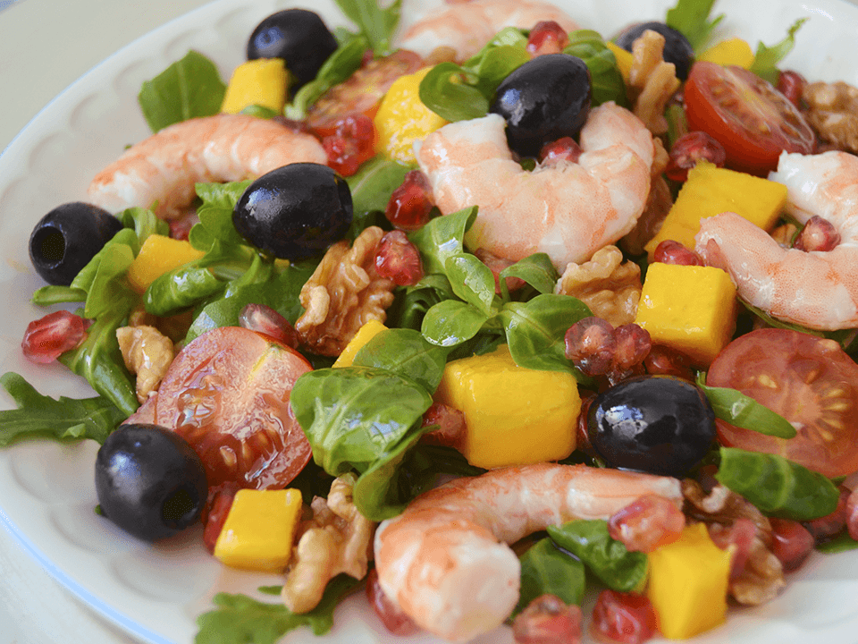 Ensalada de langostinos, mango y granada