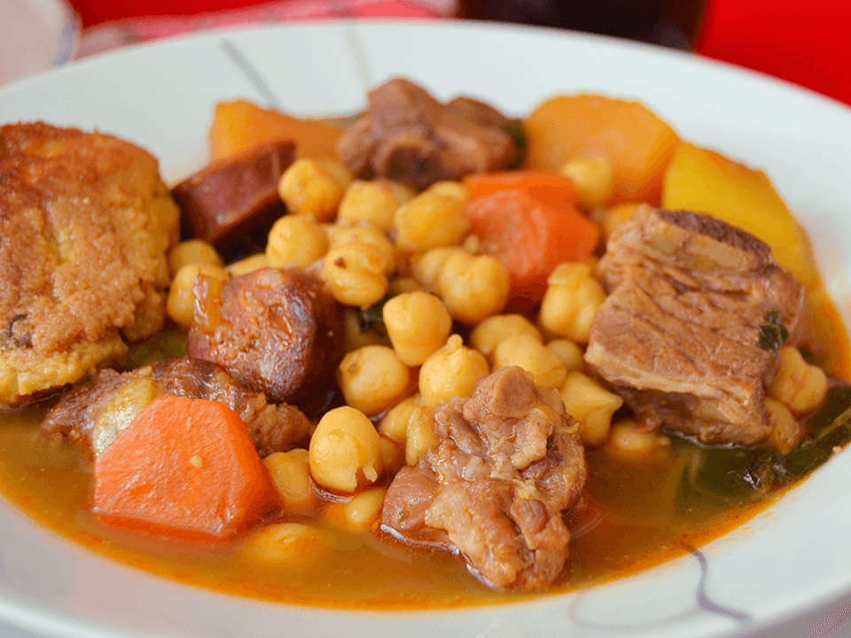 Potaje de garbanzos con panecillos