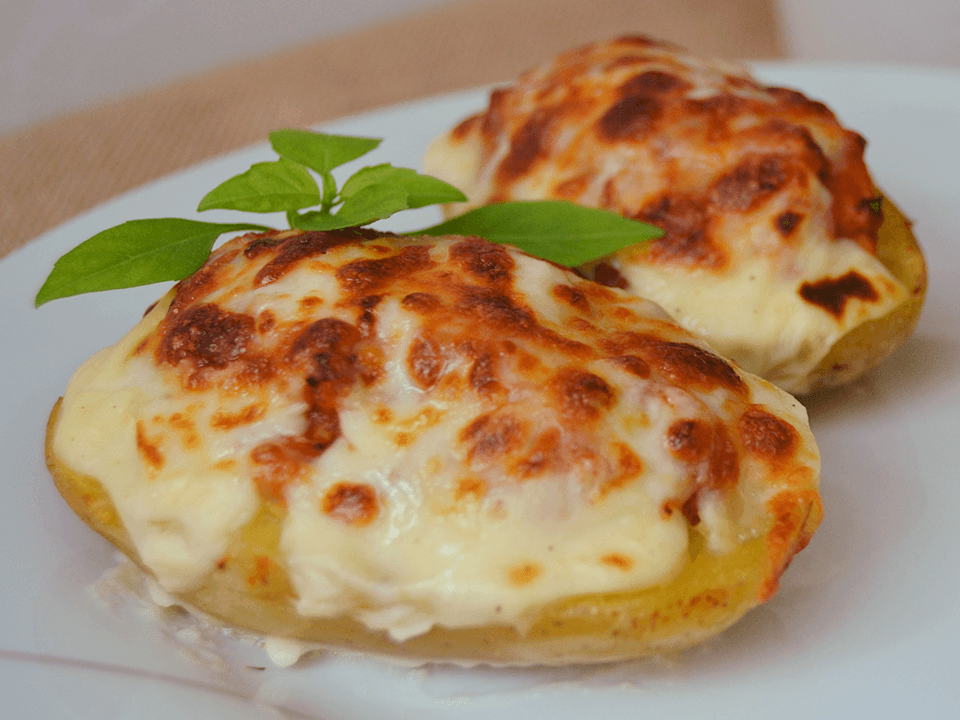 Patatas asadas rellenas de carne y bechamel
