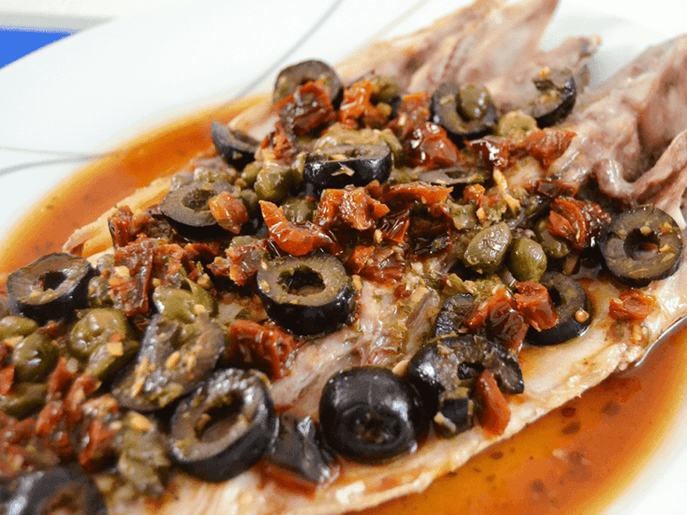 Lubina al horno con tomates secos y aceitunas
