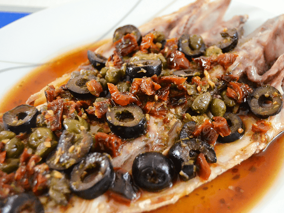 Lubina al horno con tomates secos y aceitunas