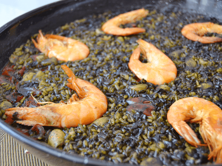 Arroz negro con calamar y langostinos