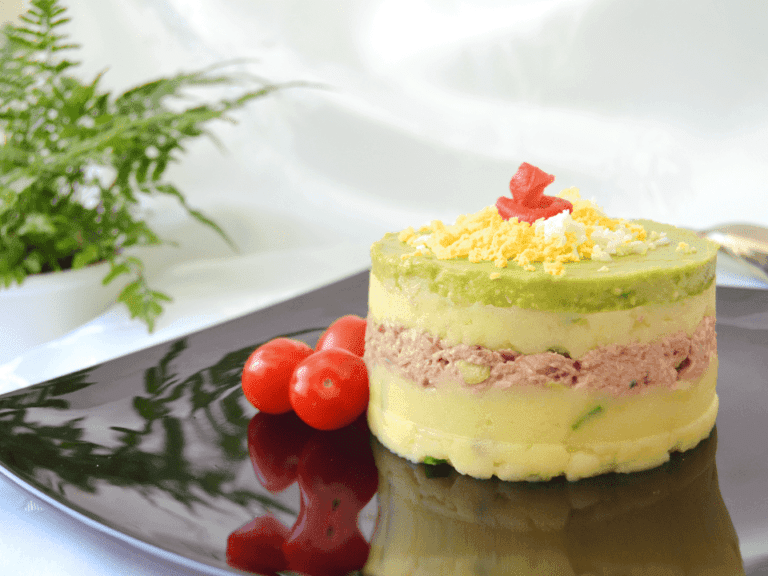 Timbal de patata, atún y aguacate