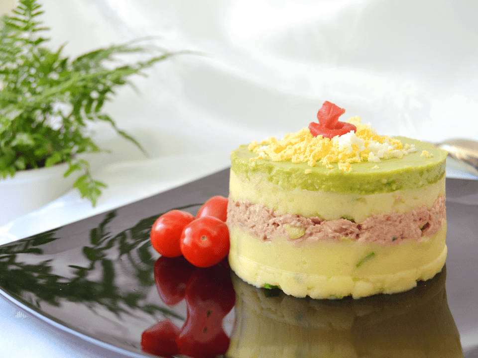 Timbal de patata, atún y aguacate
