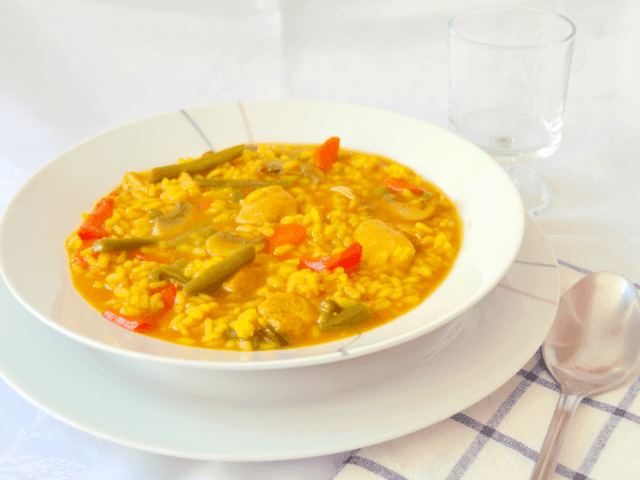 Arroz caldoso con pollo, verduras y champiñones