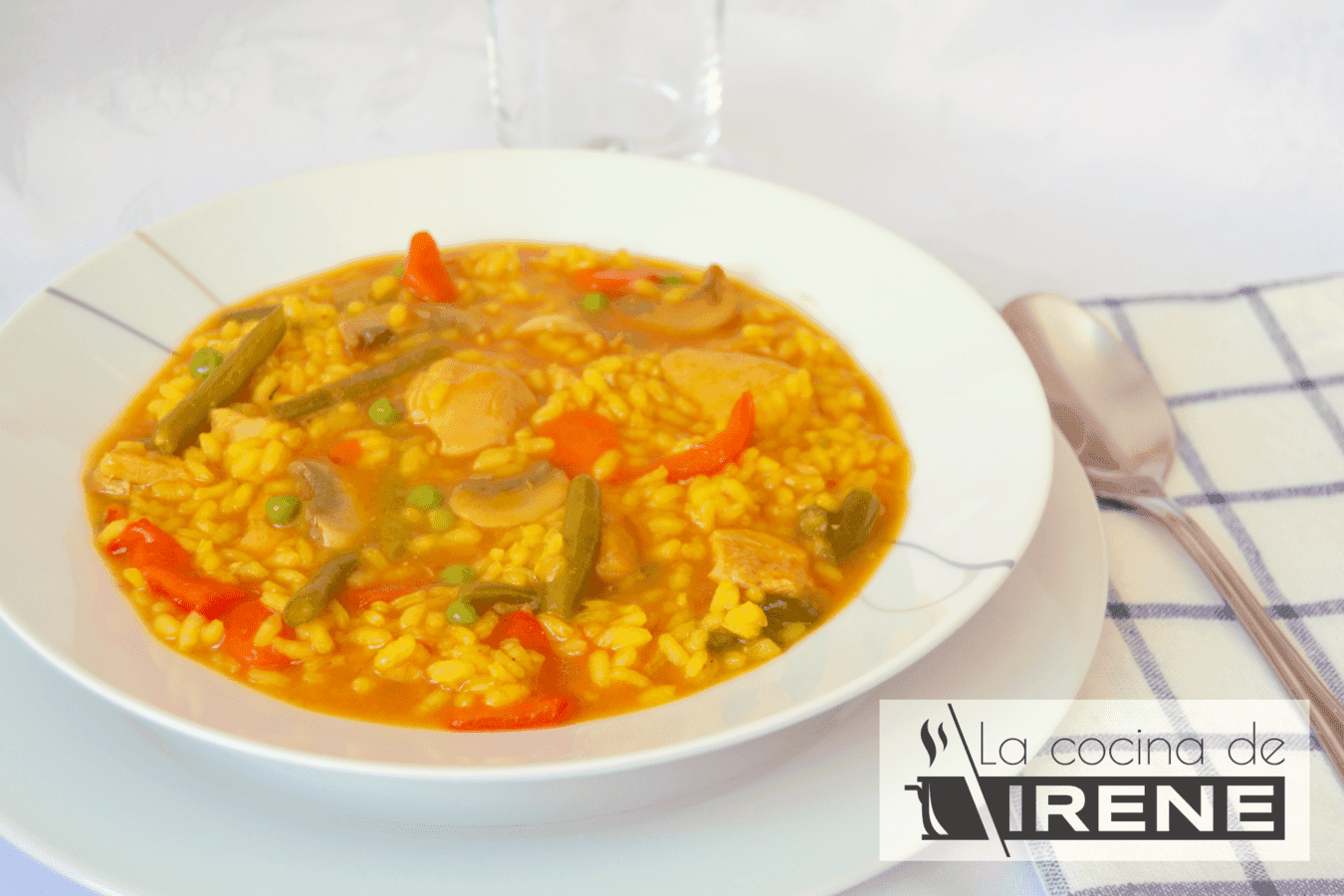 Arroz caldoso con pollo, verduras y champiñones