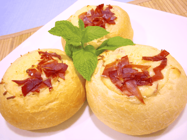 Bollitos de pan rellenos de atún y jamón