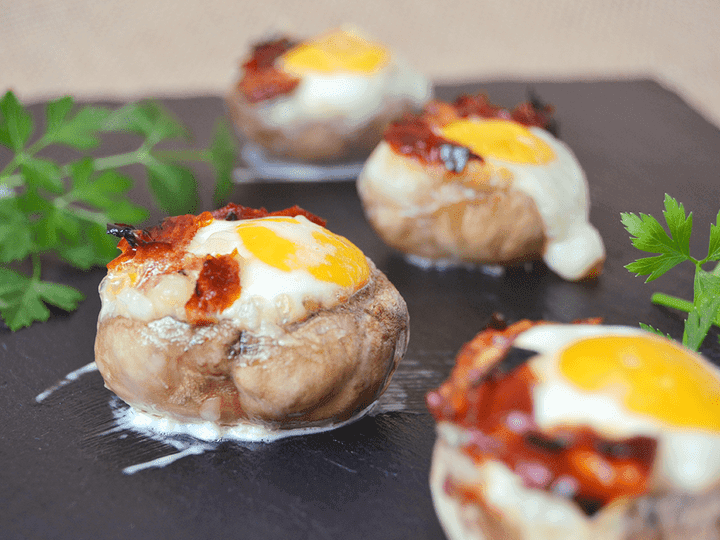 Champiñones rellenos de lacón y huevo de codorniz