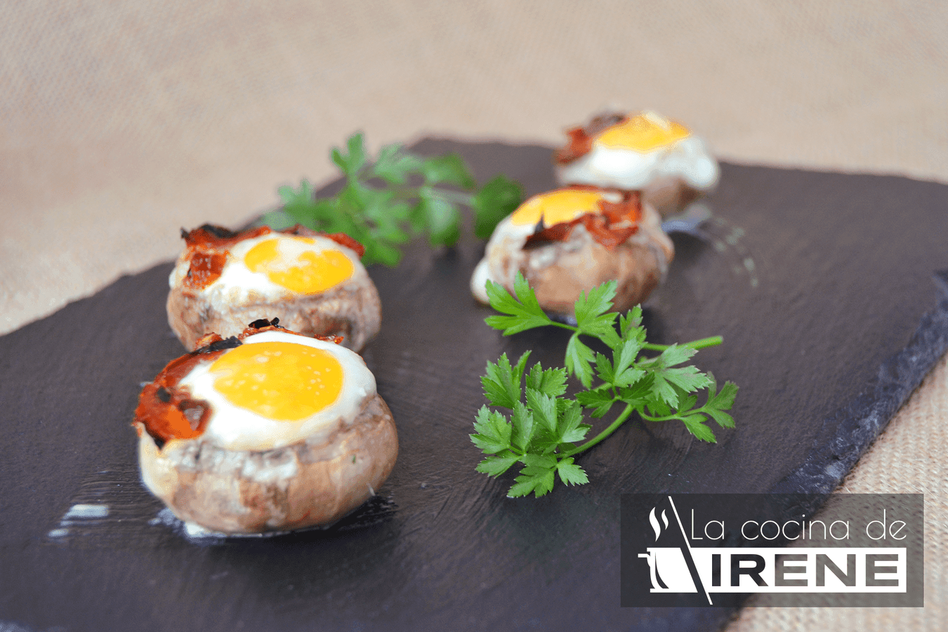 Champiñones rellenos de lacón y huevo de codorniz