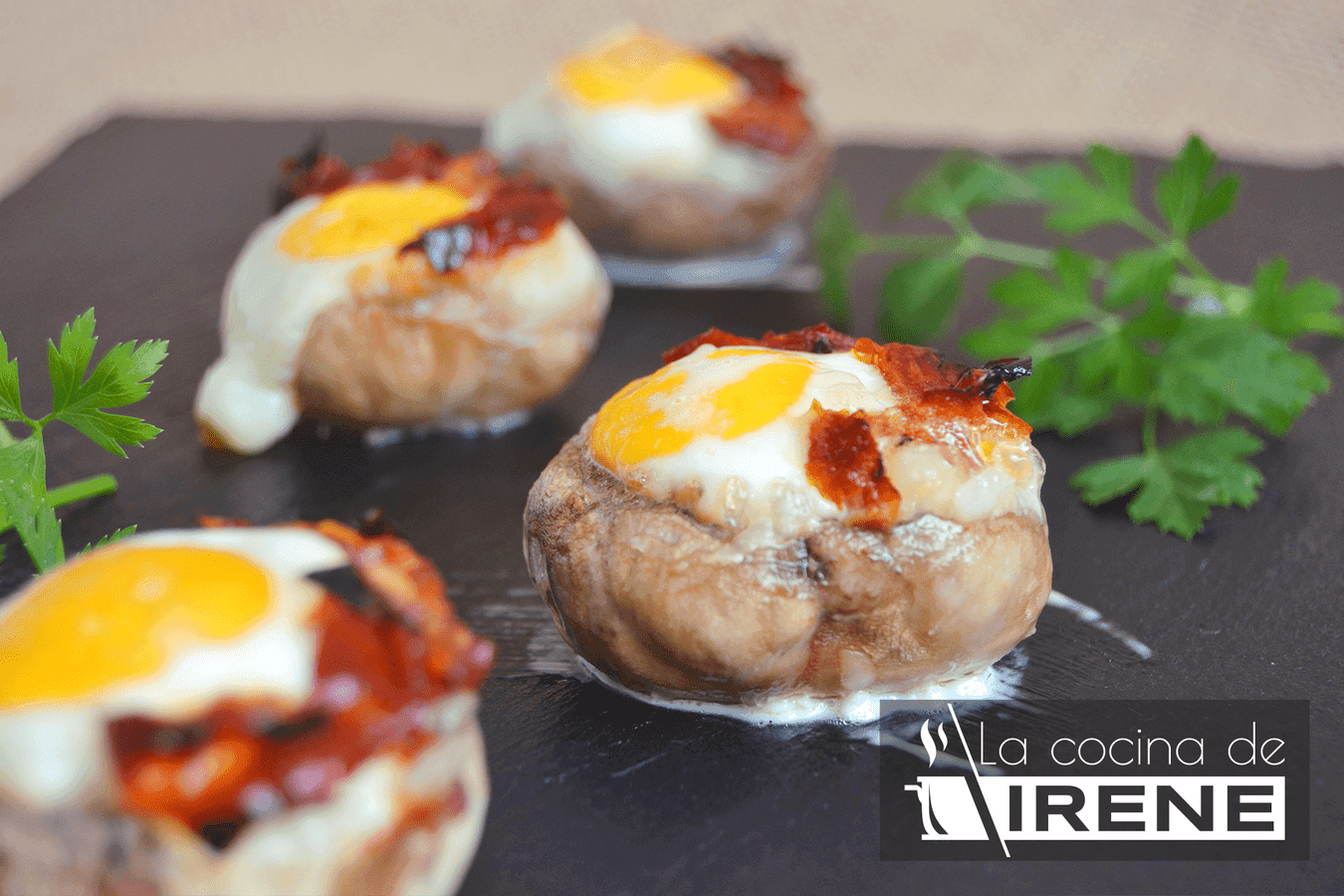 Champiñones rellenos de lacón y huevo de codorniz