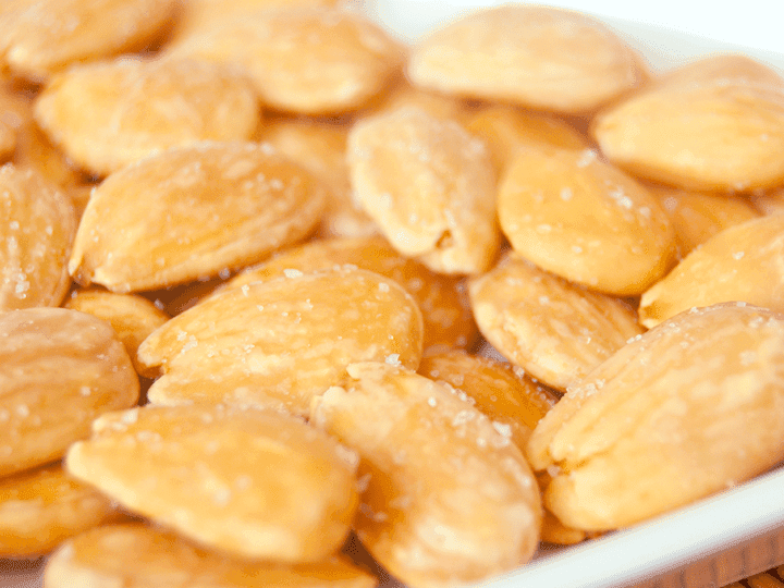 Almendras fritas con sal