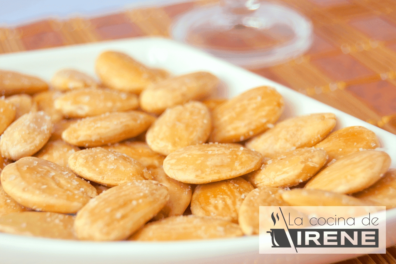 Almendras fritas con sal