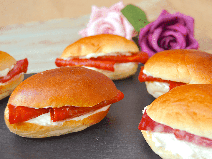 Medianoches rellenas de salchichón y chorizo