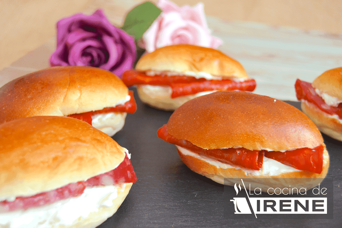 Medianoches rellenas de salchichón y chorizo