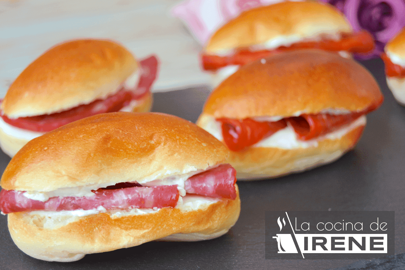 Medianoches rellenas de salchichón y chorizo