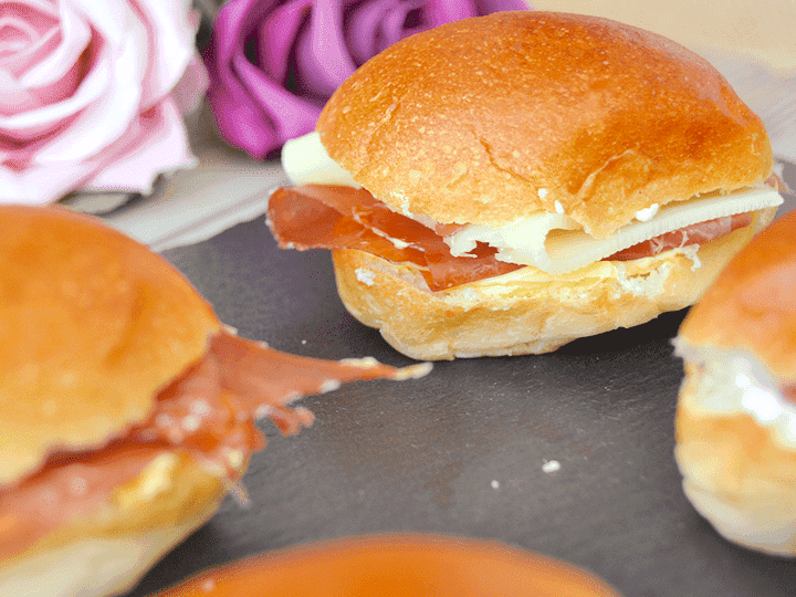 Medianoches rellenas de jamón serrano y queso