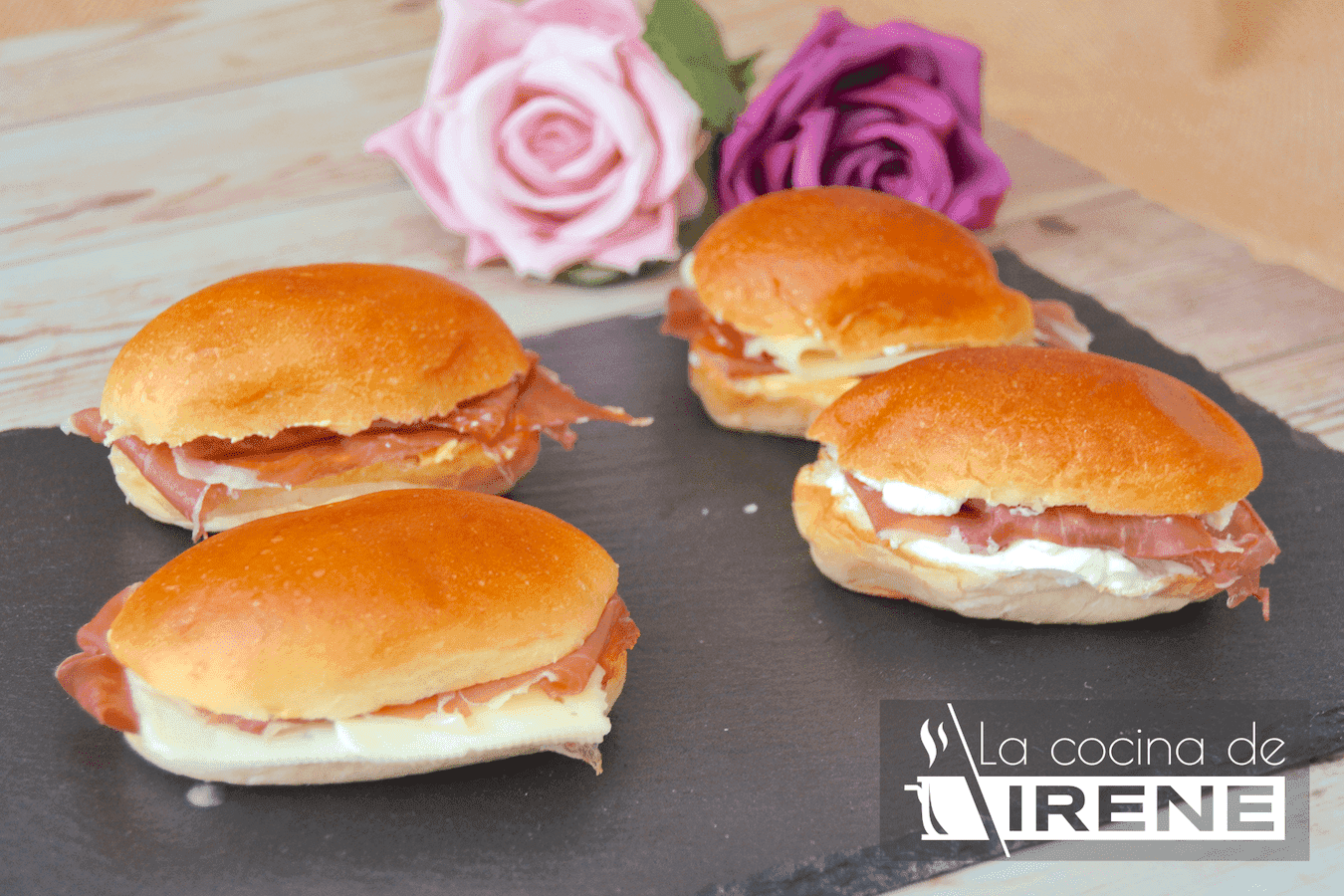 Medianoches rellenas de jamón serrano y queso