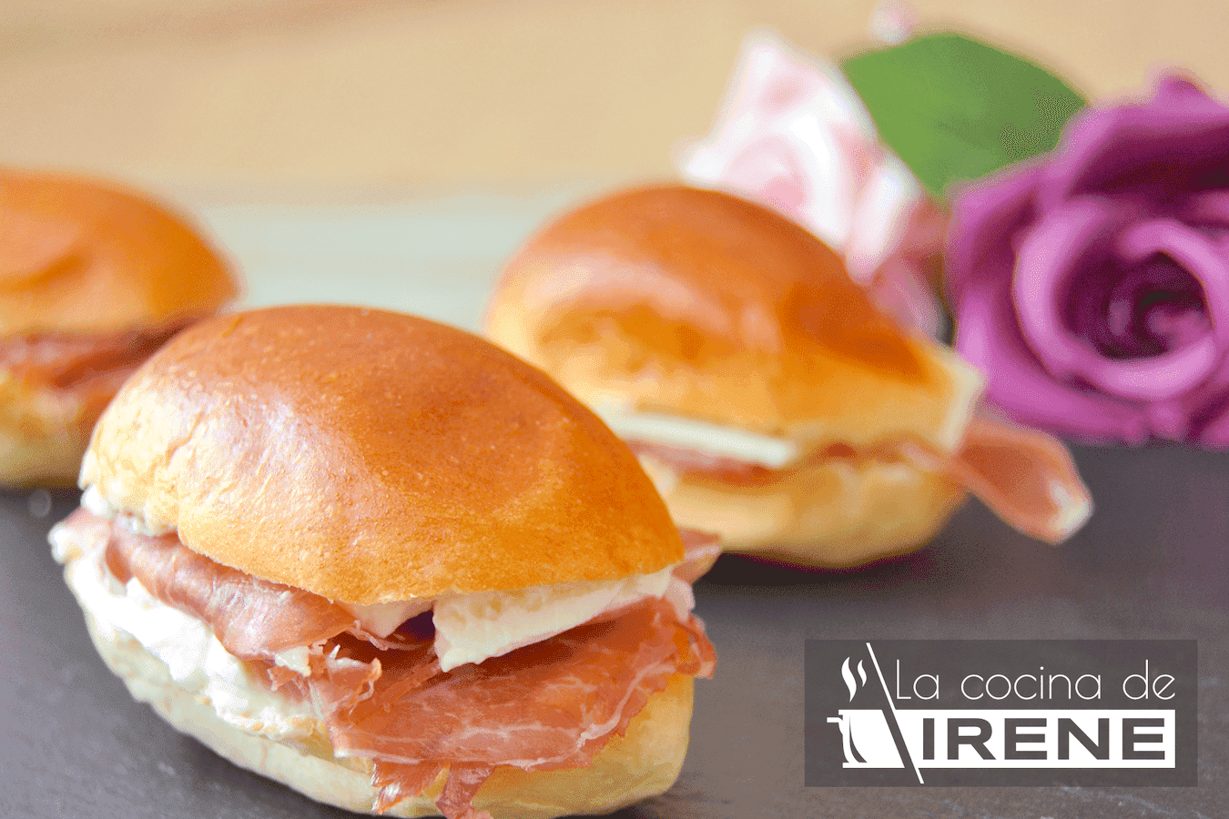 Medianoches rellenas de jamón serrano y queso