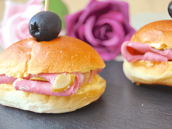 Medianoches rellenas de mortadela con aceitunas