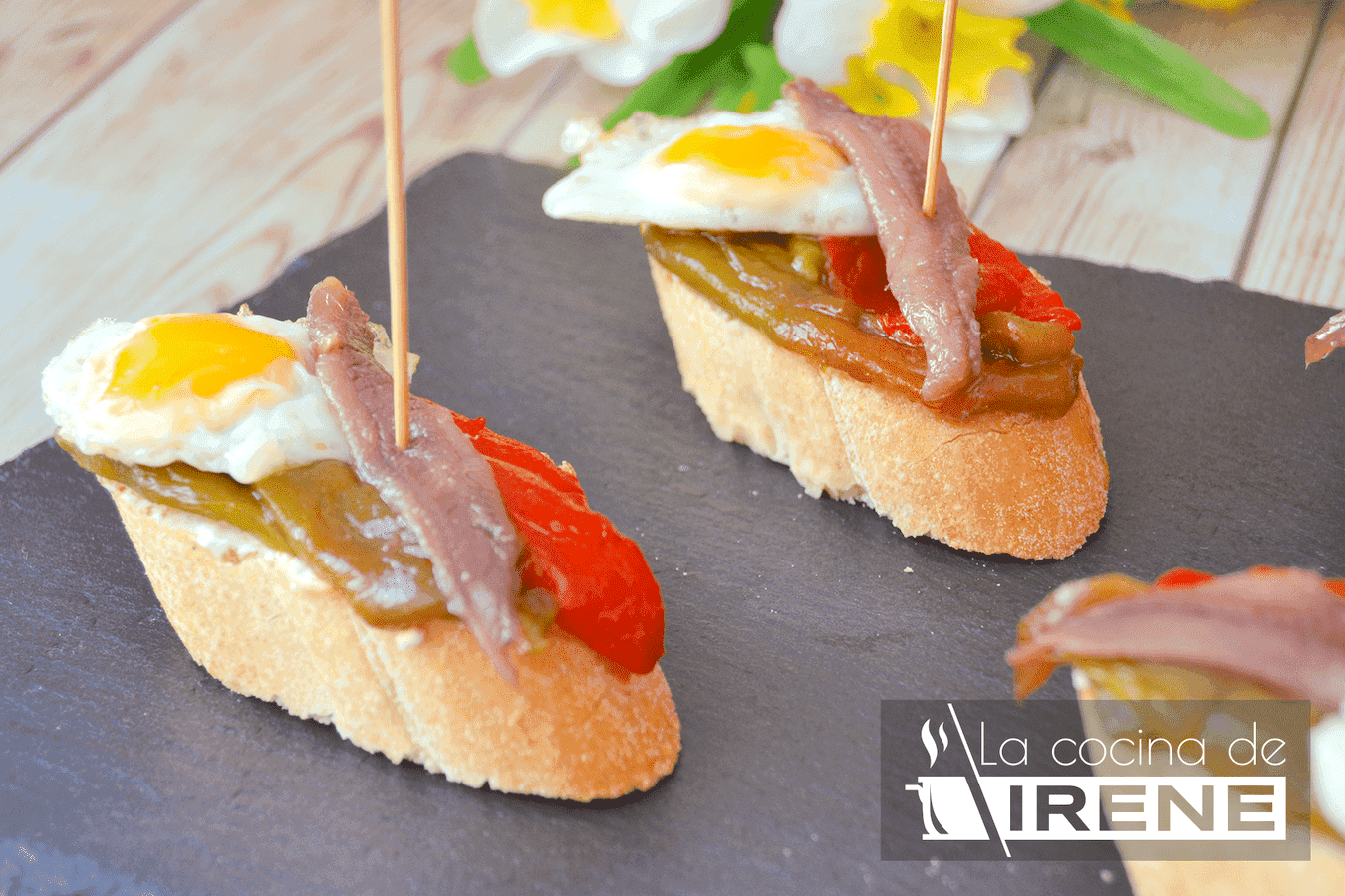Pinchos de pimientos y huevo de codorniz
