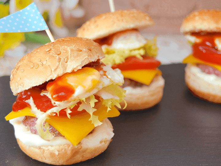 Mini hamburguesas de cerdo y huevo de codorniz