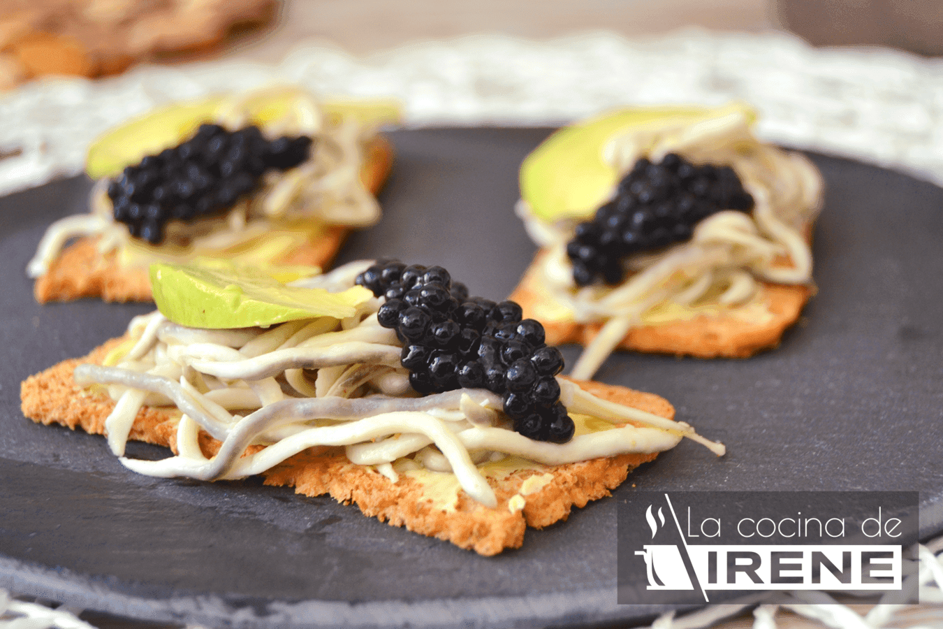 Mini tostas de gulas y aguacate