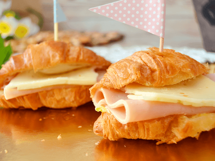 Mini croissants de pechuga de pavo y queso