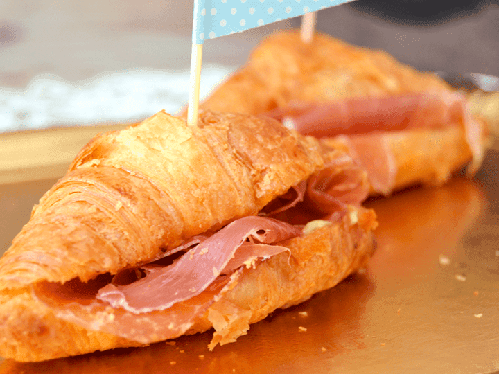 Mini croissants de jamón serrano