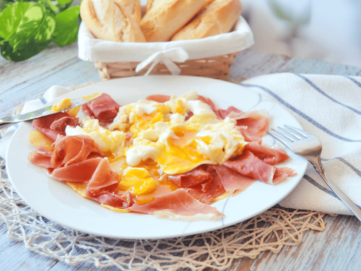 Huevos rotos con jamón serrano
