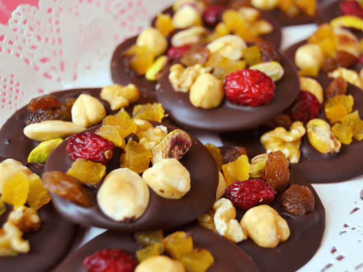 Discos de chocolate y frutos secos