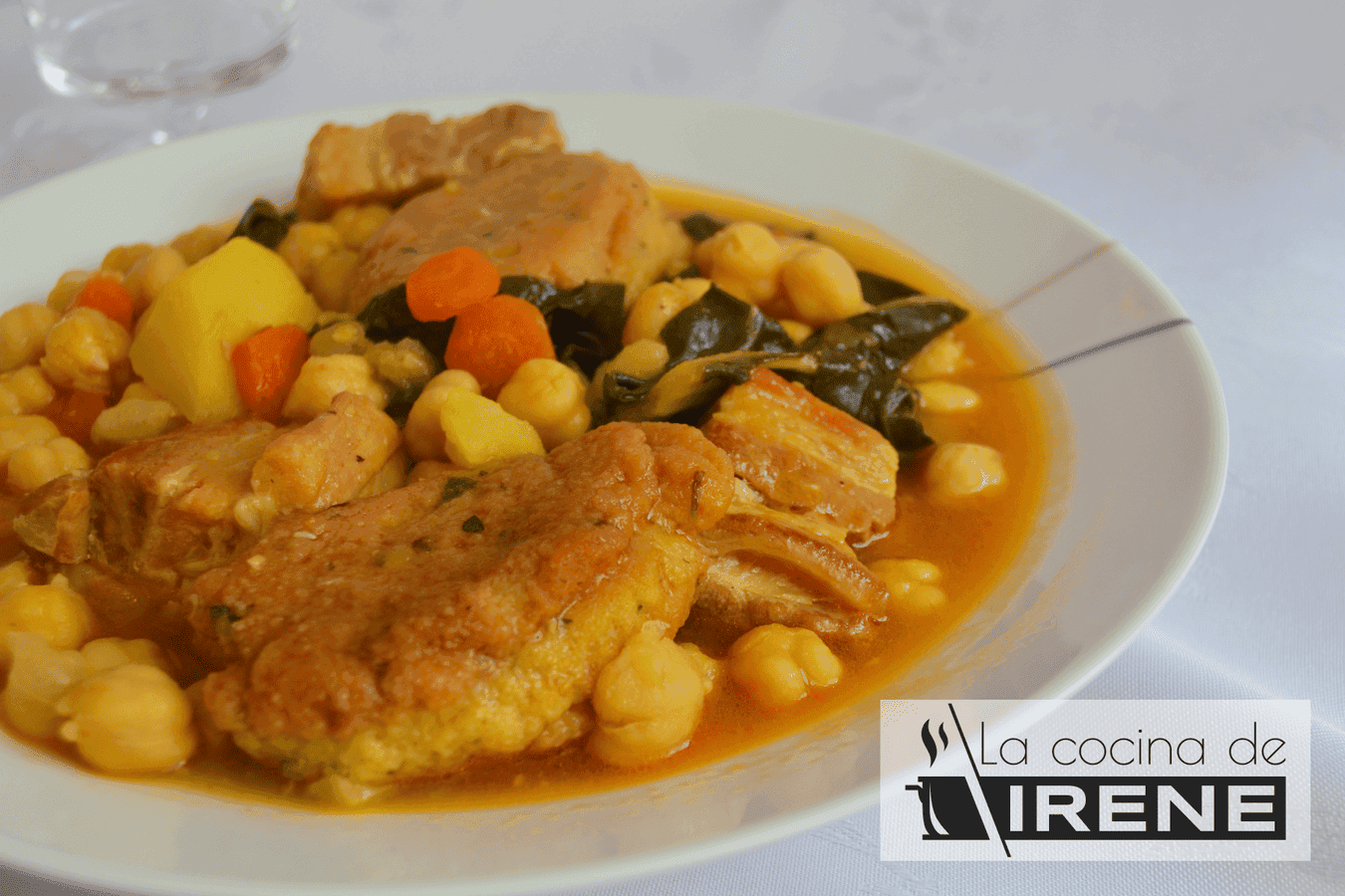 Potaje de garbanzos con panecillos