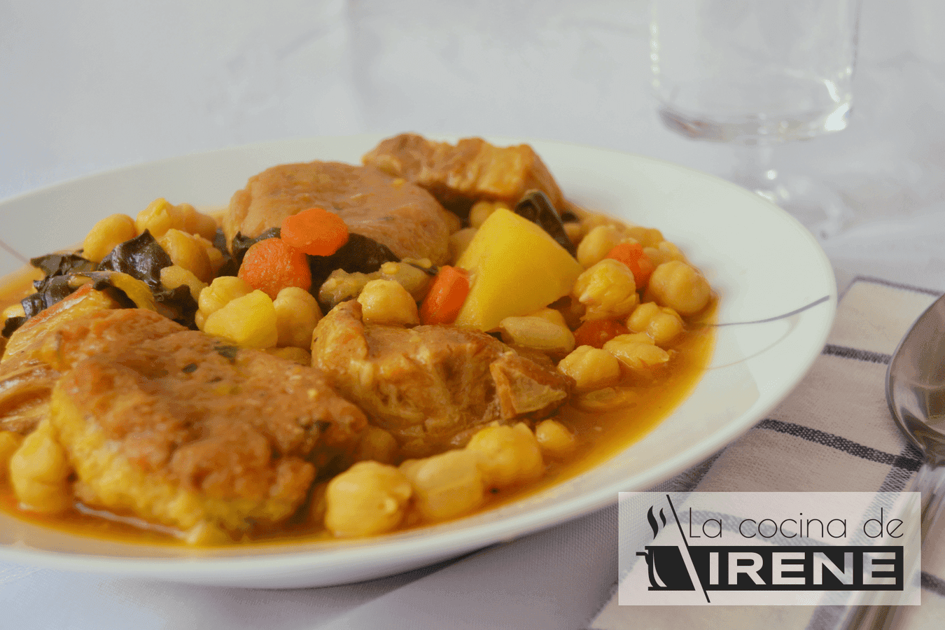 Potaje de garbanzos con panecillos