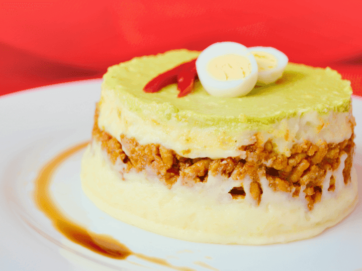 Timbal de patata, carne picada y aguacate