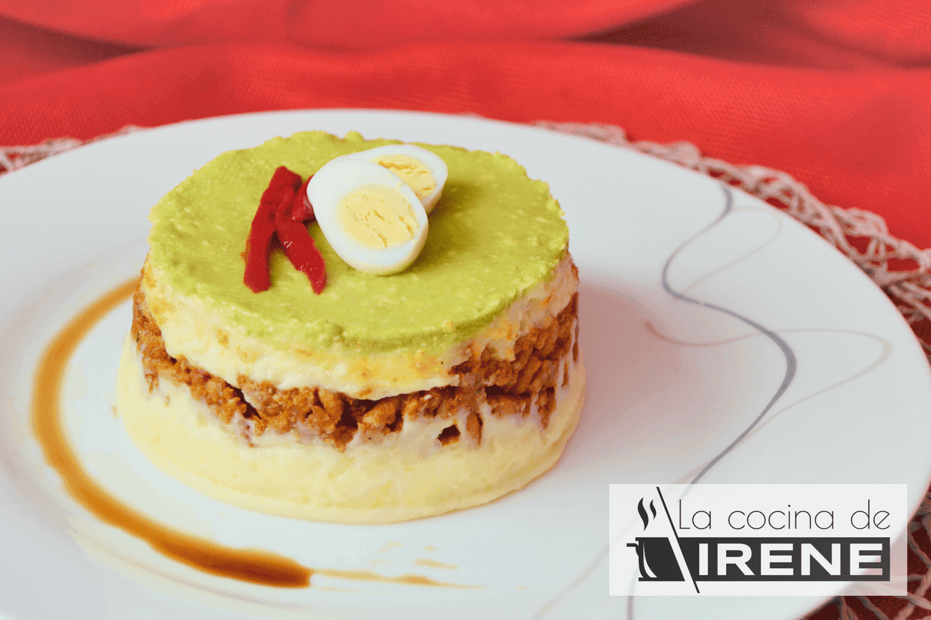 Timbal de patata, carne picada y aguacate