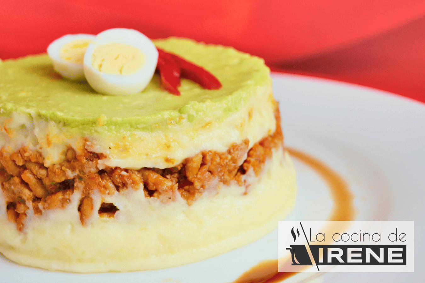 Timbal de patata, carne picada y aguacate