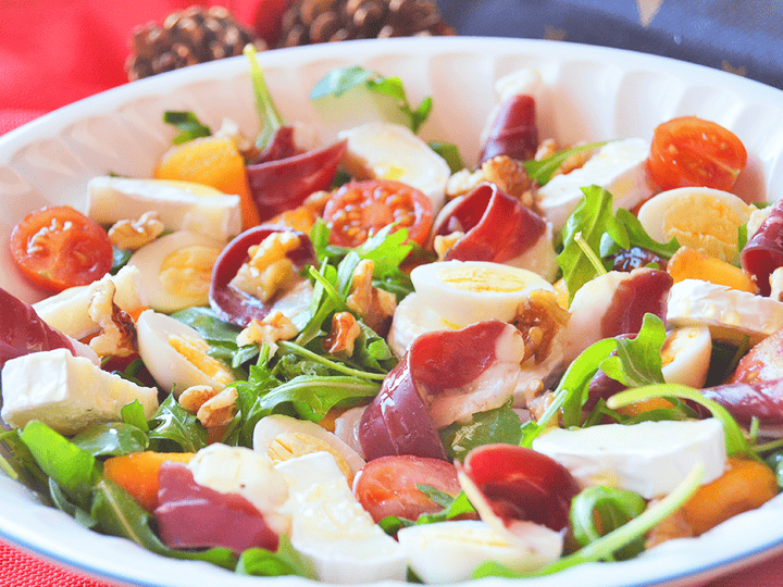 Ensalada de jamón de pato y huevos de codorniz