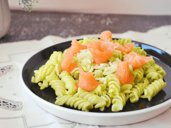 Espirales con crema de aguacate y salmón marinado