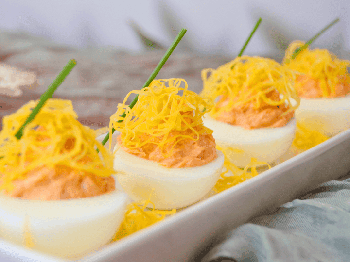 Huevos rellenos de atún y salsa rosa