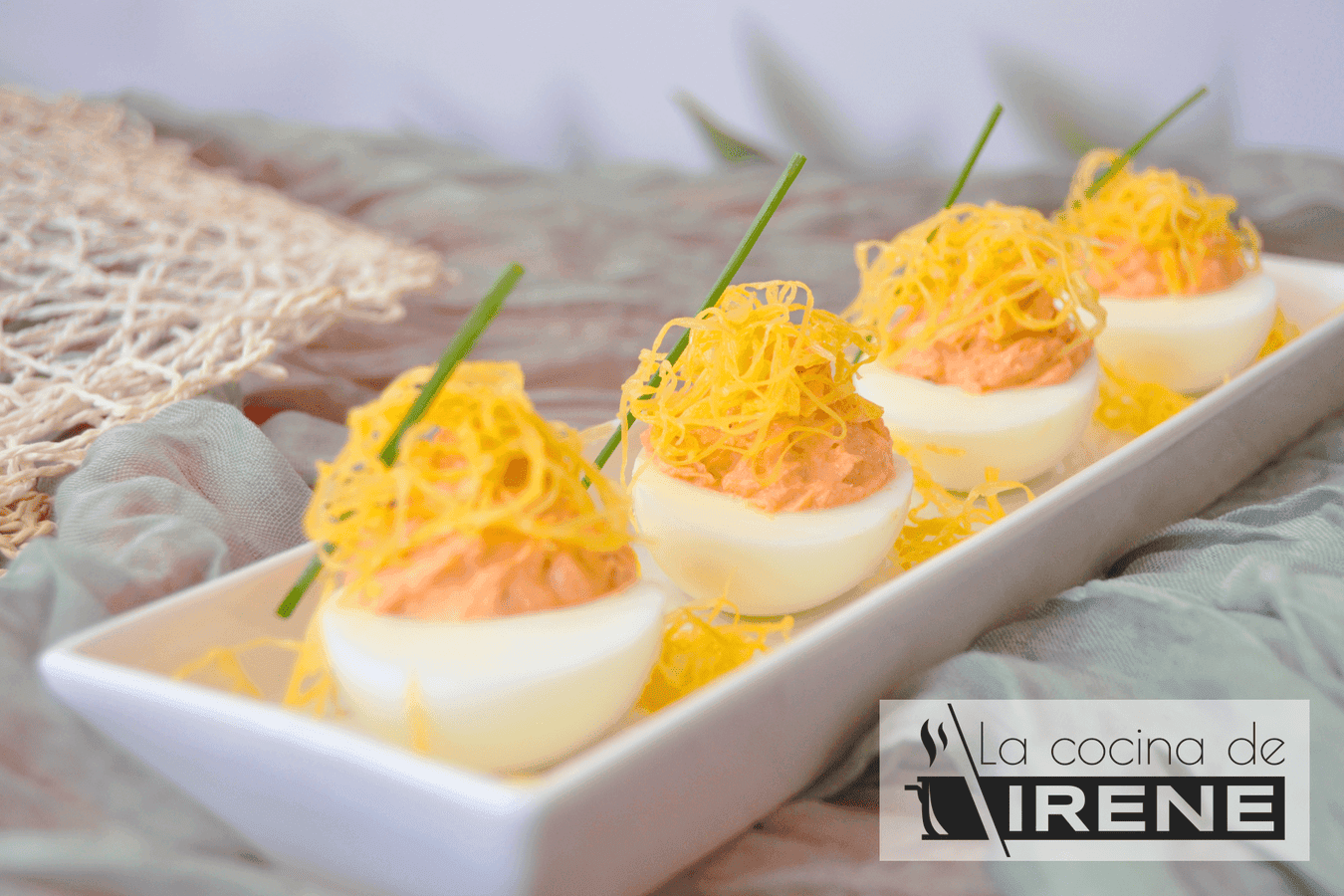 Huevos rellenos de atún y salsa rosa