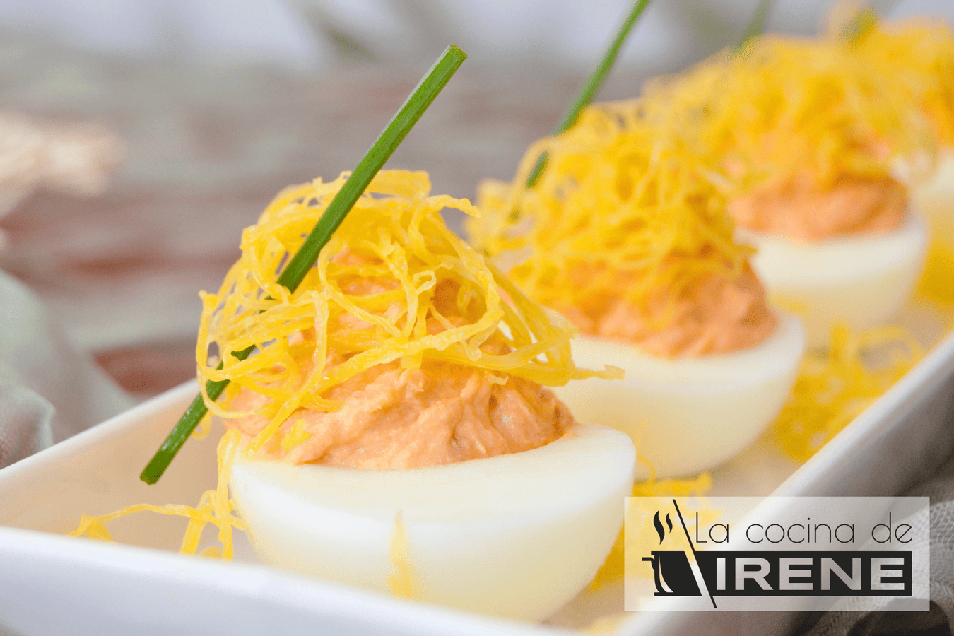 Huevos rellenos de atún y salsa rosa