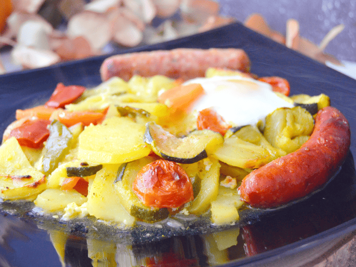 Rustidera de patatas con salchichas y huevo