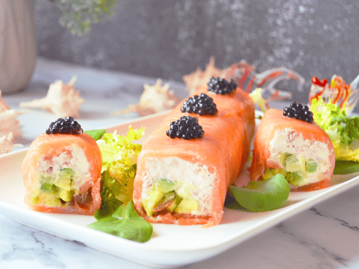 Rollitos de salmón ahumado, queso y aguacate