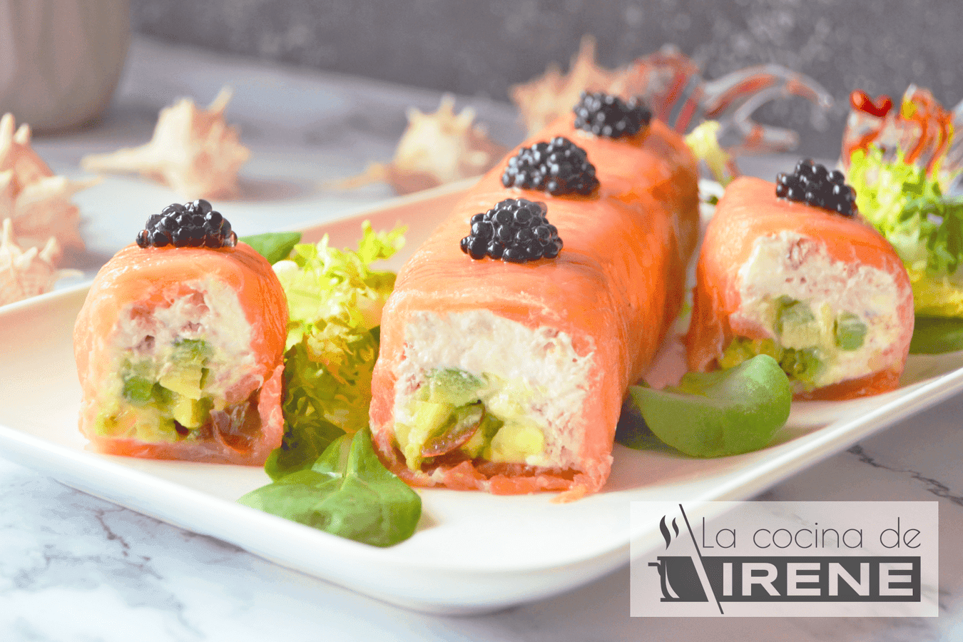 Rollitos de salmón ahumado, queso y aguacate