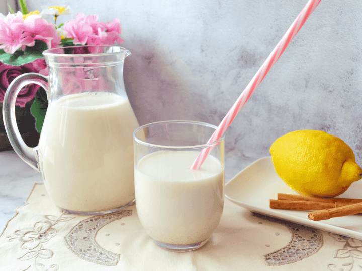 Leche preparada con canela y limón