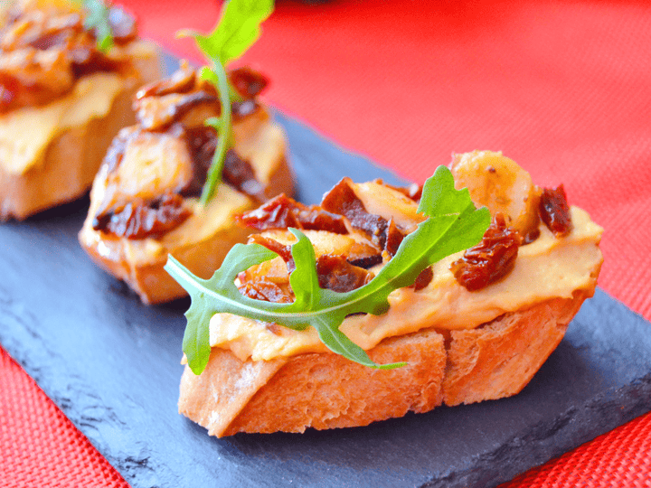 Pinchos de pulpo y hummus