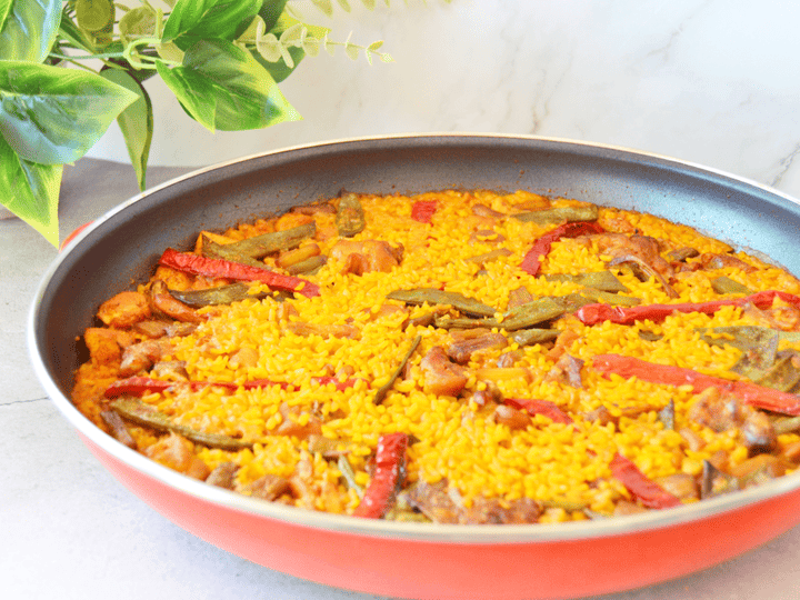 Paella de pollo y verduras