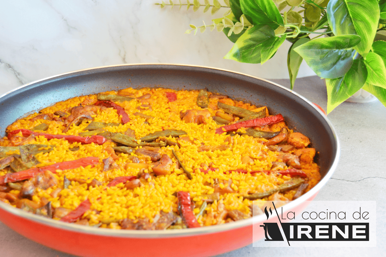 Paella de pollo y verduras