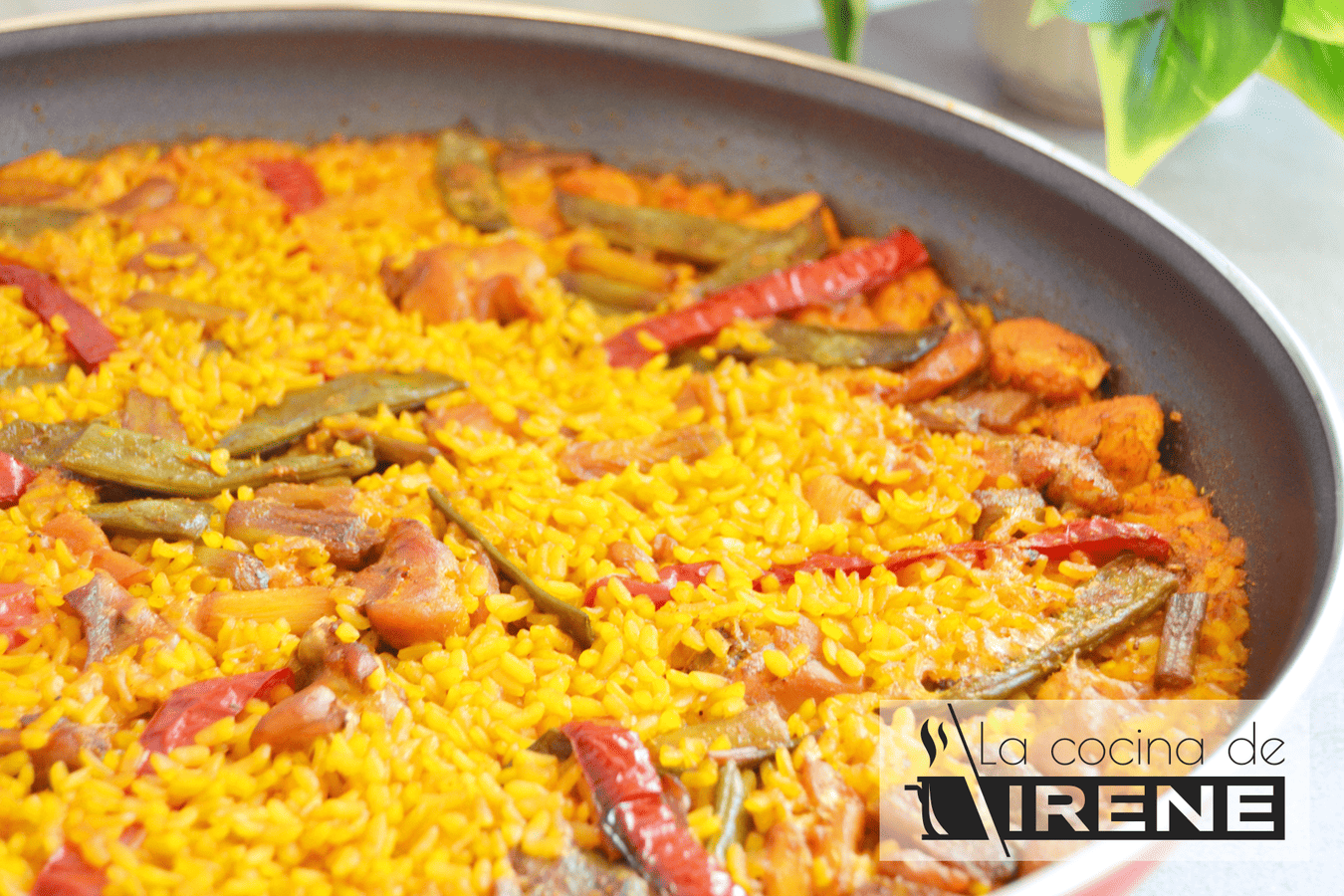 Paella de pollo y verduras