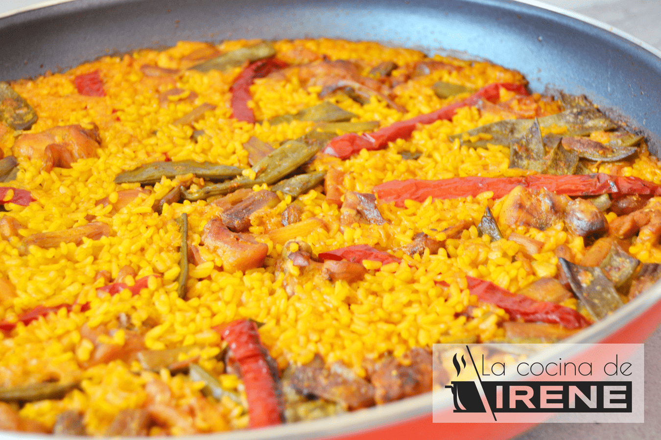 Paella de pollo y verduras
